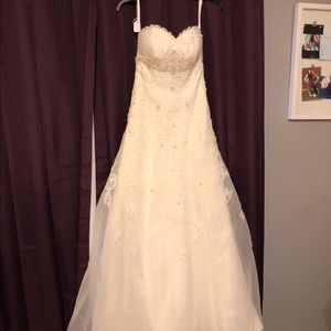 Never worn beautiful wedding dress!